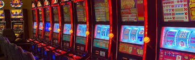 Dealear membagikan kartu di meja Baccarat tanpa komisi admin77